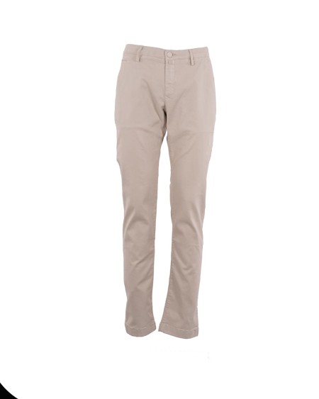 Shop JACOB COHEN  Pantalone: Jacob Cohen pantaloni chino Bobby.
Pantaloni Bobby chino slim fit a vita bassa.
Tessuto diagonale di lyocell e cotone stretch tinto in capo tortora.
Salpa quadrata in pelle scamosciata grigio medio. 
Logo in metallo con finitura canna di fucile.
Bottone smaltato opaco con motivo circolare e logo 3D, finitura terra.
Patta interna ricamata con nome del pantalone e citazione del fondatore.
Composizione: 49% lyocell, 49% cotone, 2% elastan/spandex.
Made in Italy.. P0001 S4216-A81